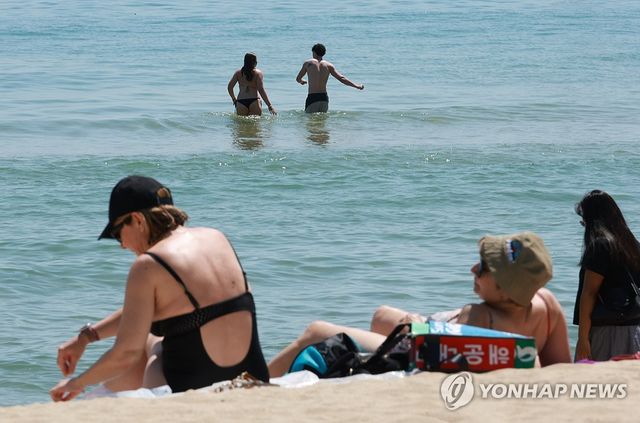 물놀이 즐기는 외국인 관광객
