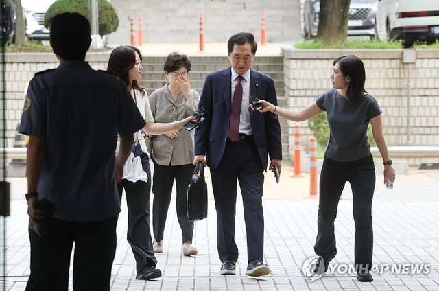 '김건희에 로저비비에 선물' 혐의 김기현 부부 속행 공판 출석