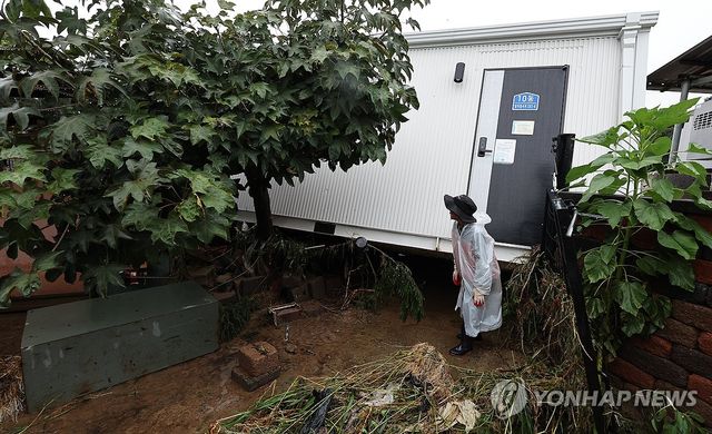 폭우에 떠밀려온 산불이재민 임시주택
