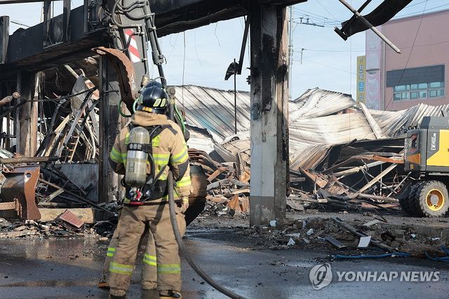 활어동 잔해 정리하는 소방대원들