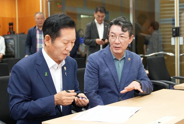 정청래(왼쪽) 당 대표 후보에게 건의문 전달하는 정종복 전북도의회 민주당 원내대표