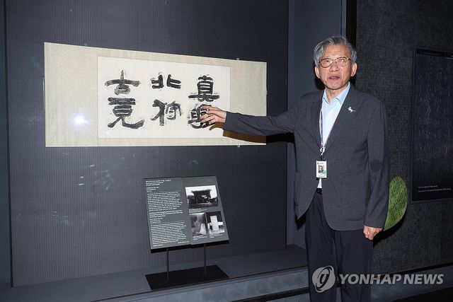 설명하는 유홍준 관장