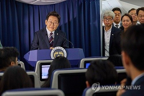 작년 6월 이재명 대통령의 기내간담회에 동석한 김상호 춘추관장