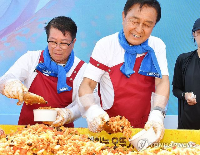 화천토마토축제 천인의 식탁에 참여한 김세훈 군수(오른쪽)와 조웅희 화천군의회 의장. 