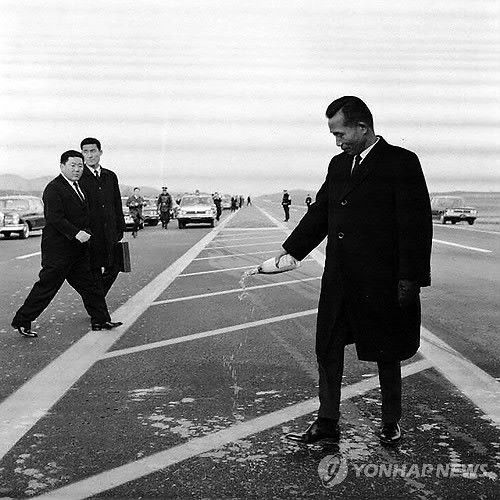 박정희 집권 18년, "고도성장 있었기에"
