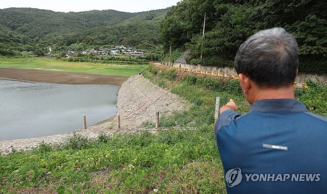 바닥 드러낸 밀양 웅동저수지
