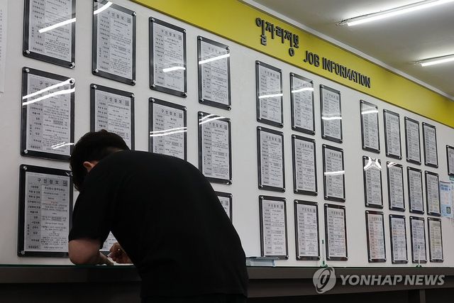 고용률 석달째 하락…청년층 고용부진 계속