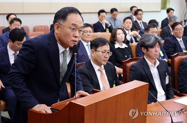 답변하는 강백신 검사