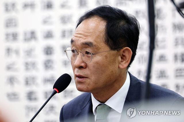 질문에 답변하는 강백신 대구고검 검사