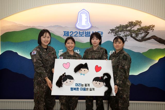 왼쪽부터 이경희 대위, 한윤정 대위, 김하늘 대위(진), 원혜지 중사