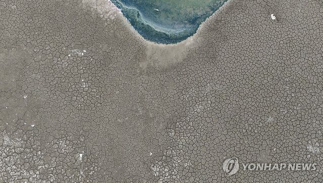 가뭄에 갈라진 저수지…밀양 무안면