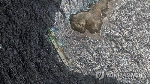 오만 앞바다에 좌초된 제재 대상 수에즈막스급 유조선 캐롤라인 베젠기호에서 원유가 유출돼 확산하는 모습이 2026년 7월 31일 촬영된 플래닛랩스 PBC의 위성 사진에 포착됐다.[AP 연합뉴스 자료사진. 재판매 및 DB 금지]