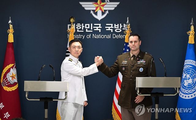 악수하는 장도영 합동참모본부 공보실장·라이언 도날드 주한미군사 공보실장