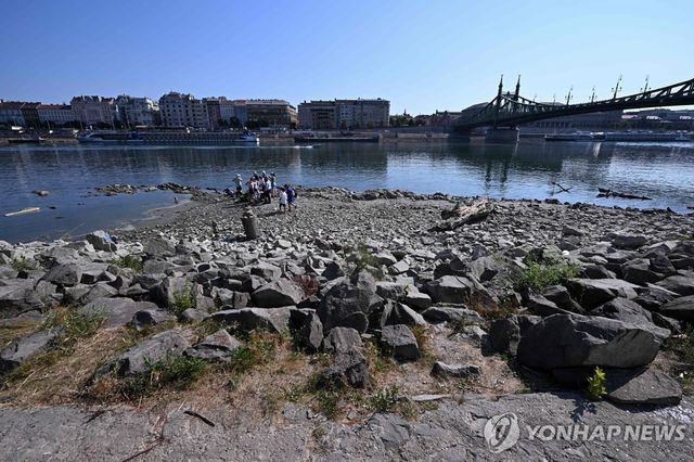 가뭄으로 역대 최저 수위 기록한 부다페스트 다뉴브강 