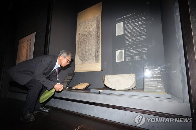 전시 둘러보는 유홍준 관장