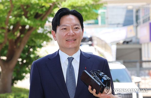 취재진 질문에 답하는 박상용 검사