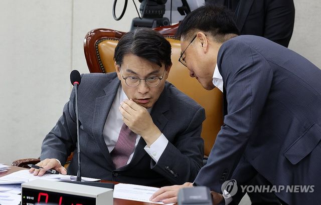 선관위 국조특위, 대화하는 위원장과 야당 간사