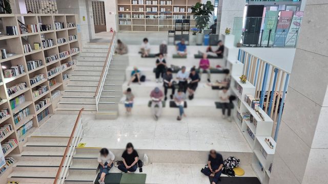 동작구청에서 무더위를 식히는 구민들