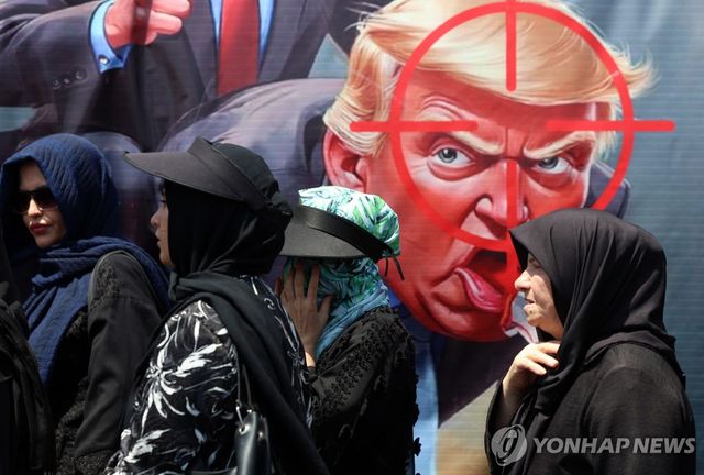 트럼프 비난 반미 선전 벽화 앞을 지나는 테헤란 시민들