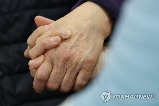 '얼마만에 잡아보는 손인지'