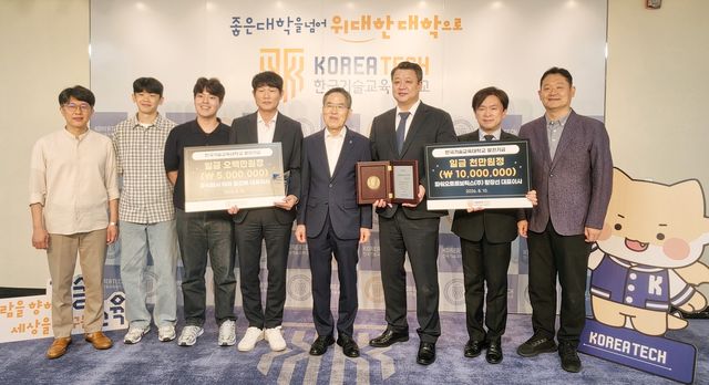 기념촬영하는 유길상 총장(왼쪽 5번째)과 관계자들