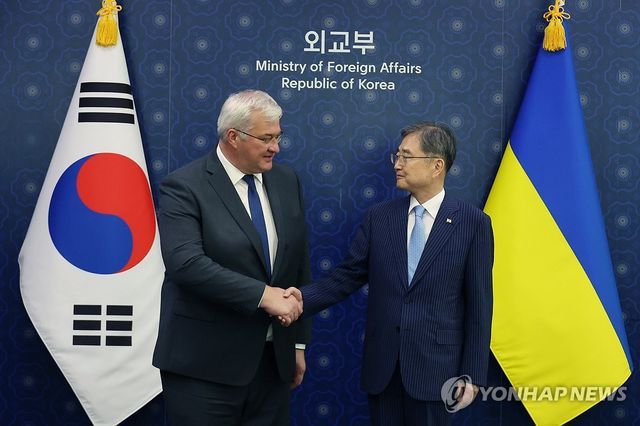 기념촬영하는 한-우크라이나 외교장관