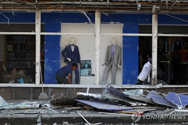 우크라이나 드론 공격으로 파손된 러시아 벨고로드 한 상가의 모습 