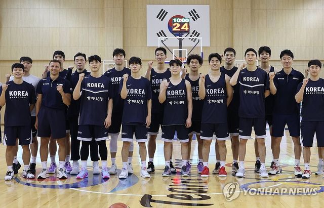 기념촬영하는 남자 농구대표팀