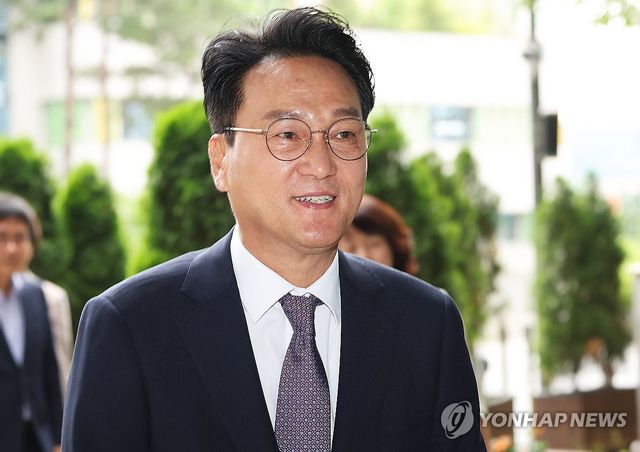 출근하는 안민석 경기도교육감