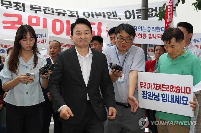 지지자들 지나 종합특검 조사 향하는 원희룡 전 장관