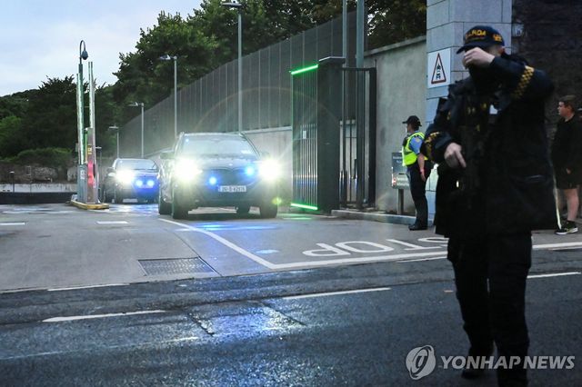 삼엄한 경비 속에 호송되는 아일랜드 조직 범죄단 두목