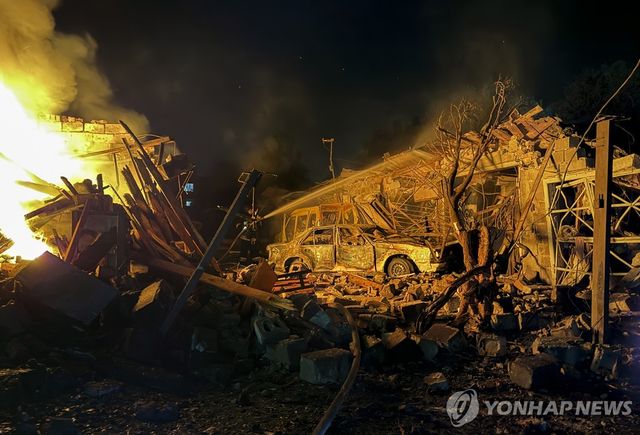 러시아 공격에 파괴된 자포리자 아파트…젤렌스키 "북한 미사일 사용"