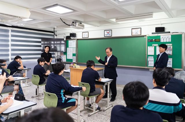 수능 수험생 격려하는 김석준 부산시교육감
