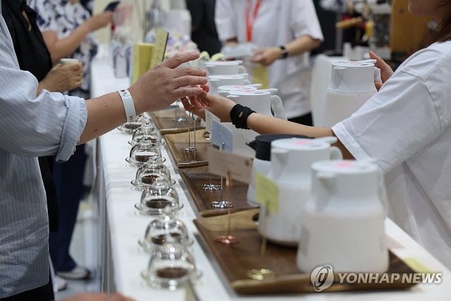 (서울=연합뉴스) 류효림 기자 = 9일 서울 강서구 코엑스 마곡에서 열린 서울카페위크에서 방문객들이 커피, 차를 시음하고 있다. 2026.7.9 ryousanta@yna.co.kr