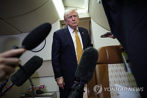 에어포스원에서 취재진 질문에 답하는 트럼프 