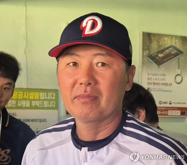 인터뷰하는 김원형 두산 베어스 감독