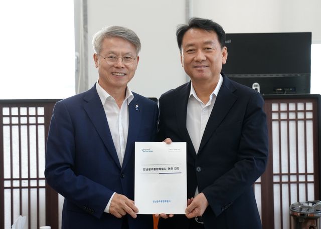 이광재 위원장(오른쪽)과 민형배 시장