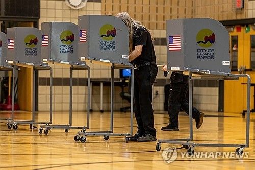 중간선거 앞두고 예비선거 치러진 미시간주의 한 투표소 