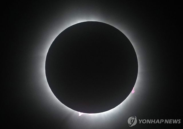 달이 태양을 완전히 가리는 개기일식