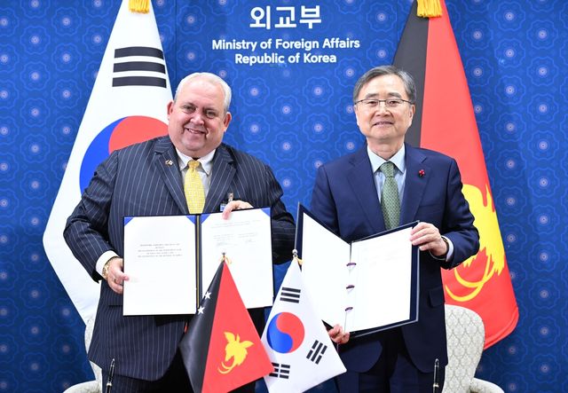 2025년 12월 '한-파푸아뉴기니 무상원조를 위한 기본협정'을 체결한 양국 외교장관