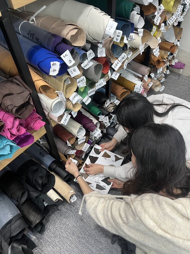 서강대 학생들이 구두 가죽을 고르고 있다.