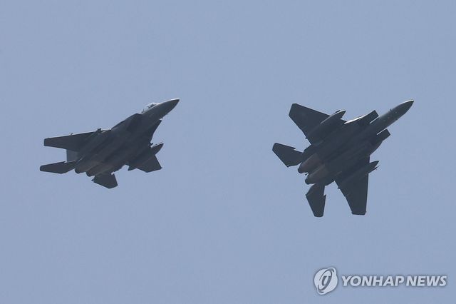 비행하는 F-15K 전투기
