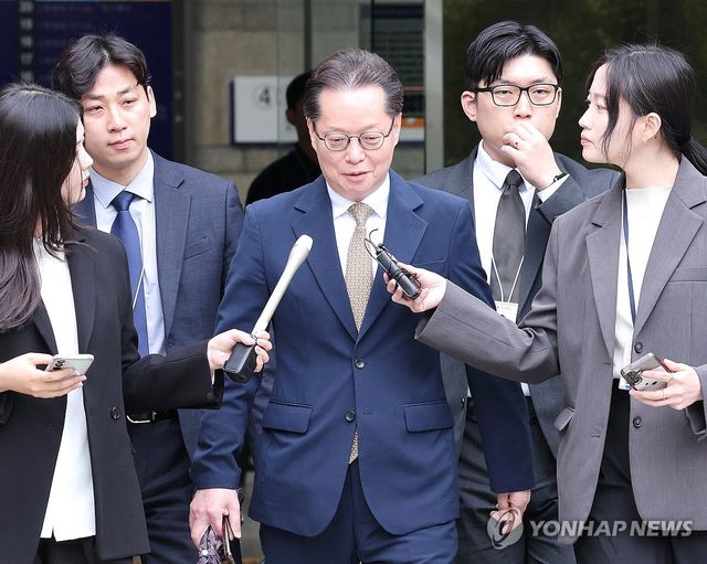 질문 받는 이은우 전 한국정책방송원장