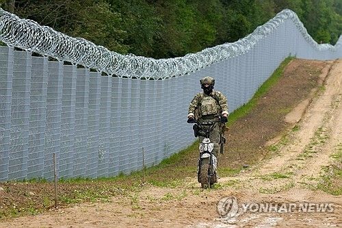 벨라루스와의 국경을 순찰하고 있는 라트비아 국경수비대원 [로이터=연합뉴스 자료사진. 재판매 및 DB 금지] 