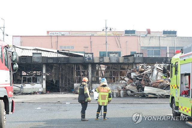 활어동 화재현장 바라보는 소방대원들