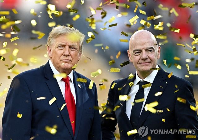 트럼프 대통령과 인판티노 FIFA 회장(오른쪽)