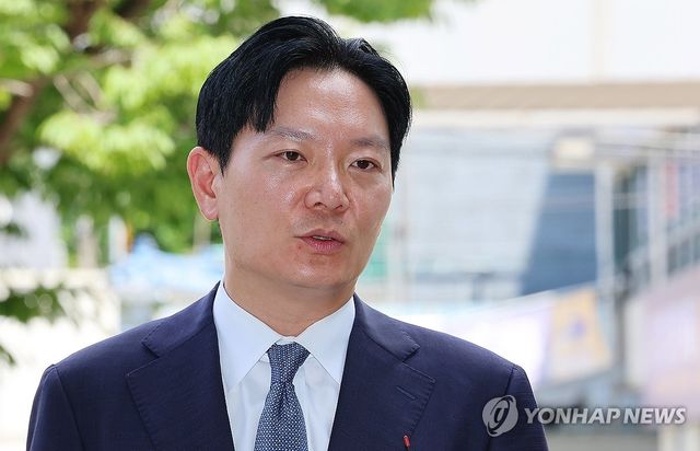 취재진 질문에 답하는 박상용 검사