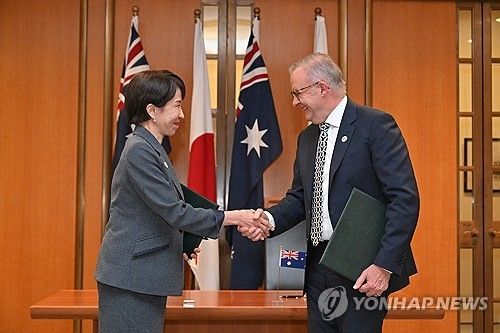 악수하는 다카이치 일본 총리(왼쪽)와 앨버니지 호주 총리 