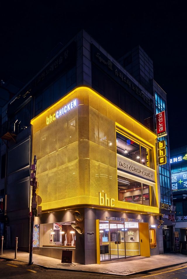 bhc 플래그십 스토어 강남역점 전경