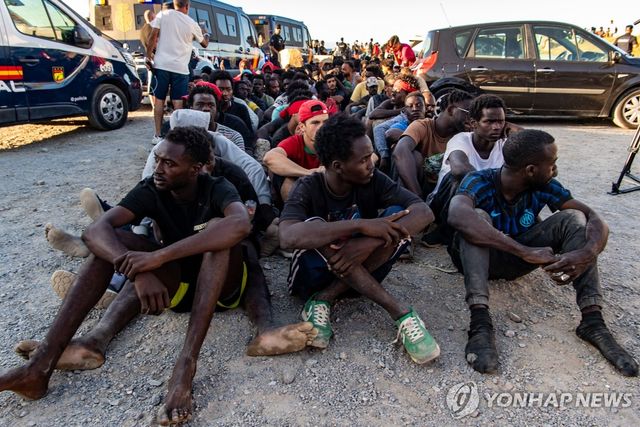 모로코에서 스페인 세우타로 넘어온 불법 이민자들